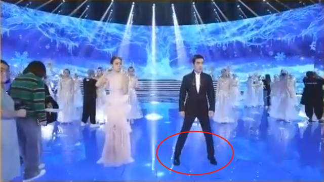 央视国庆晚会创新亮点！现场无主持人，周深伴舞上演一键换装休闲区蓝鸢梦想 - Www.slyday.coM