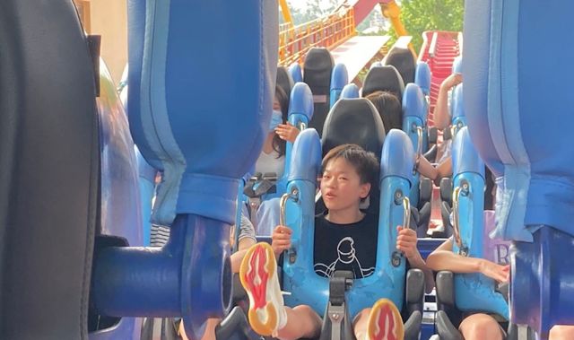 强心脏!全红婵坐过山车毫无压力,网友：不愧是10米跳台的冠军休闲区蓝鸢梦想 - Www.slyday.coM