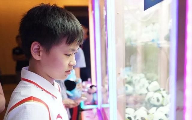 全红婵圆梦了!站娃娃机前眼都直了,连续3次都抓空,成功后大笑休闲区蓝鸢梦想 - Www.slyday.coM 全红婵圆梦了!站娃娃机前眼都直了,连续3次都抓空,成功后大笑休闲区蓝鸢梦想 - Www.slyday.coM