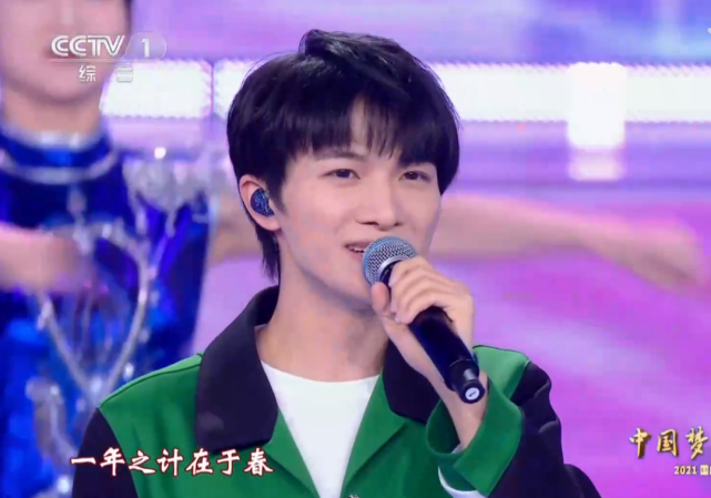 央视国庆晚会：谢霆锋素颜仍帅气，刘涛打扮俗气，黄品源假发明显休闲区蓝鸢梦想 - Www.slyday.coM