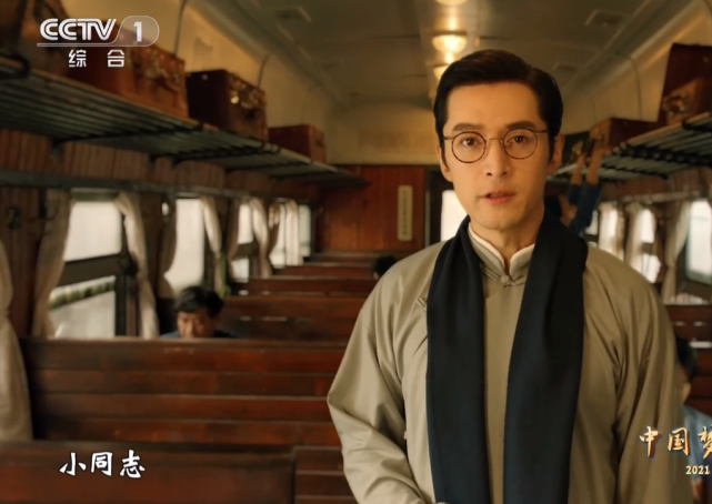 央视国庆晚会：谢霆锋素颜仍帅气，刘涛打扮俗气，黄品源假发明显休闲区蓝鸢梦想 - Www.slyday.coM