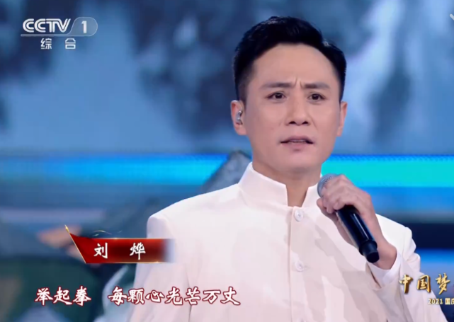 央视国庆晚会：谢霆锋素颜仍帅气，刘涛打扮俗气，黄品源假发明显休闲区蓝鸢梦想 - Www.slyday.coM