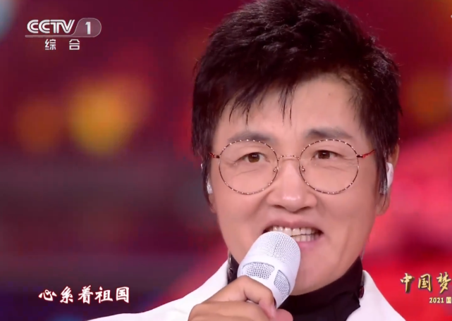 央视国庆晚会：谢霆锋素颜仍帅气，刘涛打扮俗气，黄品源假发明显休闲区蓝鸢梦想 - Www.slyday.coM