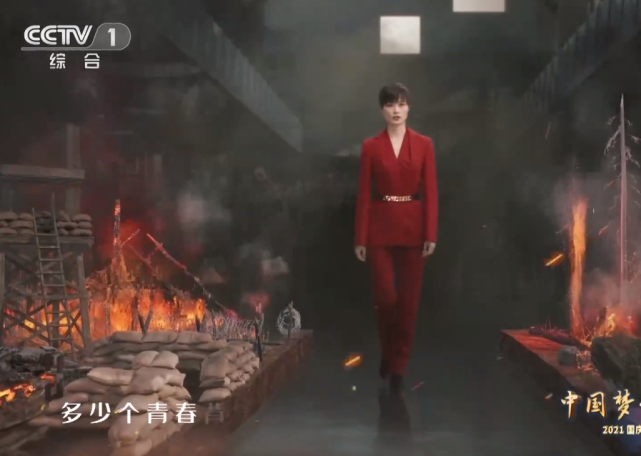 央视国庆晚会：谢霆锋素颜仍帅气，刘涛打扮俗气，黄品源假发明显休闲区蓝鸢梦想 - Www.slyday.coM