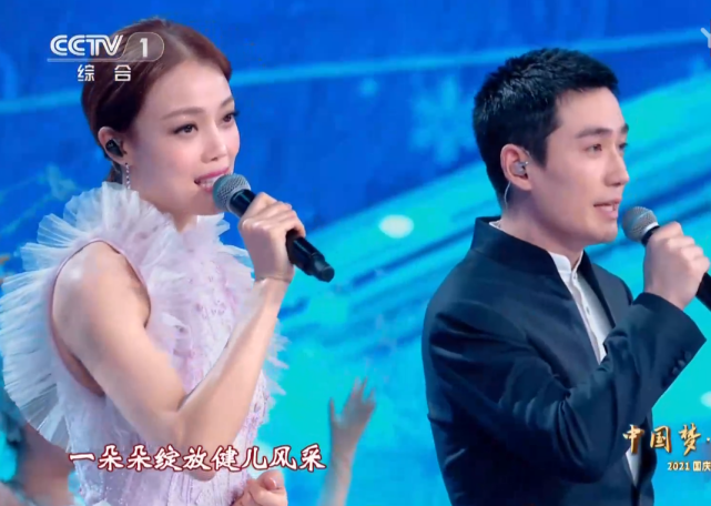 央视国庆晚会：谢霆锋素颜仍帅气，刘涛打扮俗气，黄品源假发明显休闲区蓝鸢梦想 - Www.slyday.coM