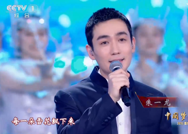 央视国庆晚会：谢霆锋素颜仍帅气，刘涛打扮俗气，黄品源假发明显休闲区蓝鸢梦想 - Www.slyday.coM