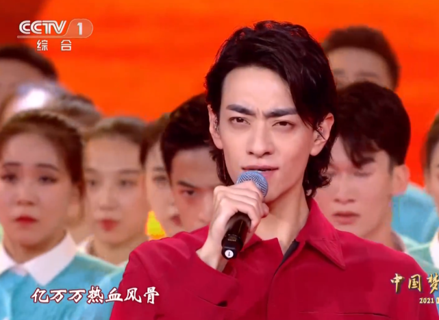 央视国庆晚会：谢霆锋素颜仍帅气，刘涛打扮俗气，黄品源假发明显休闲区蓝鸢梦想 - Www.slyday.coM