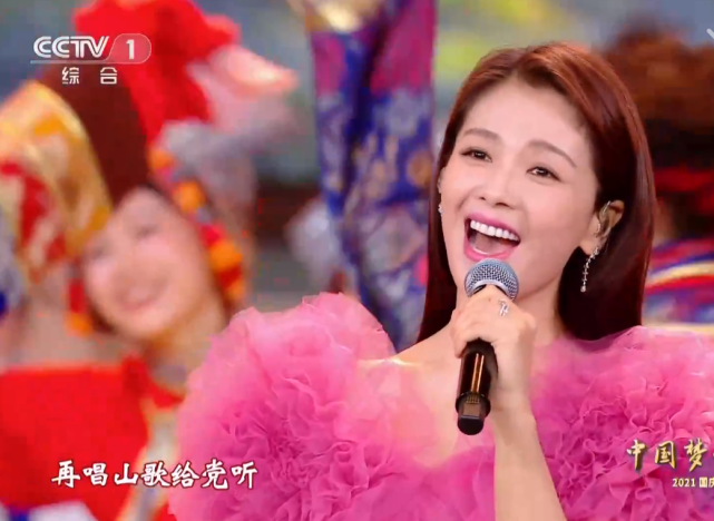 央视国庆晚会：谢霆锋素颜仍帅气，刘涛打扮俗气，黄品源假发明显休闲区蓝鸢梦想 - Www.slyday.coM