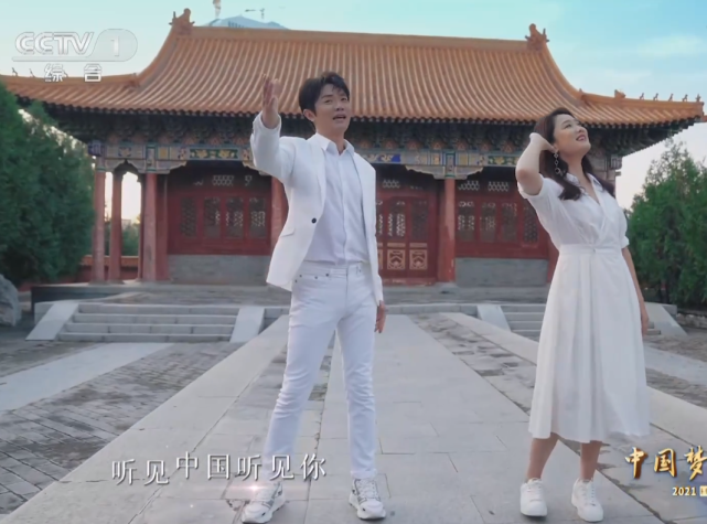 央视国庆晚会：谢霆锋素颜仍帅气，刘涛打扮俗气，黄品源假发明显休闲区蓝鸢梦想 - Www.slyday.coM