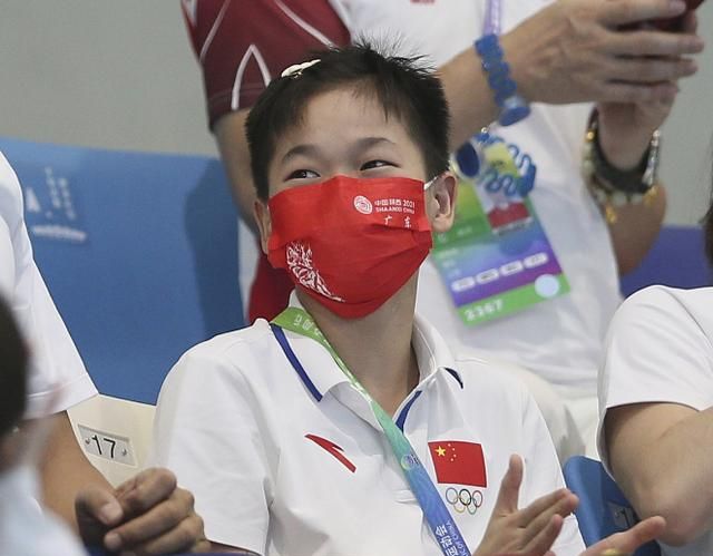 全红婵圆梦了!奥运冠军带她去动物园,乘坐贵宾车,脸上笑成了花休闲区蓝鸢梦想 - Www.slyday.coM