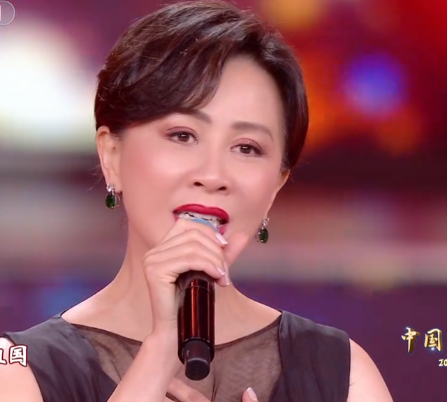 央视国庆晚会创新亮点！现场无主持人，周深伴舞上演一键换装休闲区蓝鸢梦想 - Www.slyday.coM