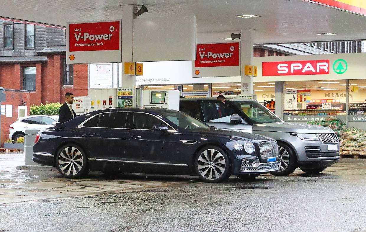 没加上油！曝C罗豪车停在加油站苦等近7小时 有钱也没用！休闲区蓝鸢梦想 - Www.slyday.coM