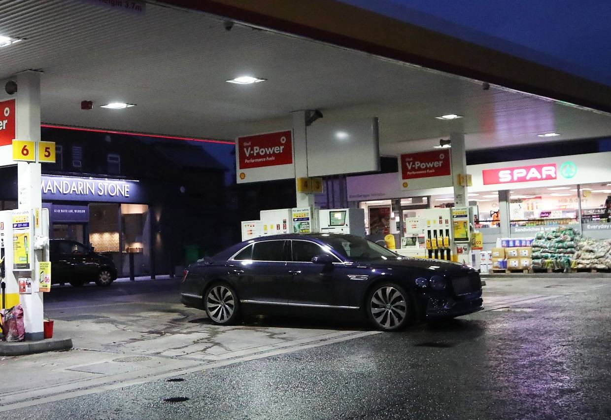 没加上油！曝C罗豪车停在加油站苦等近7小时 有钱也没用！休闲区蓝鸢梦想 - Www.slyday.coM