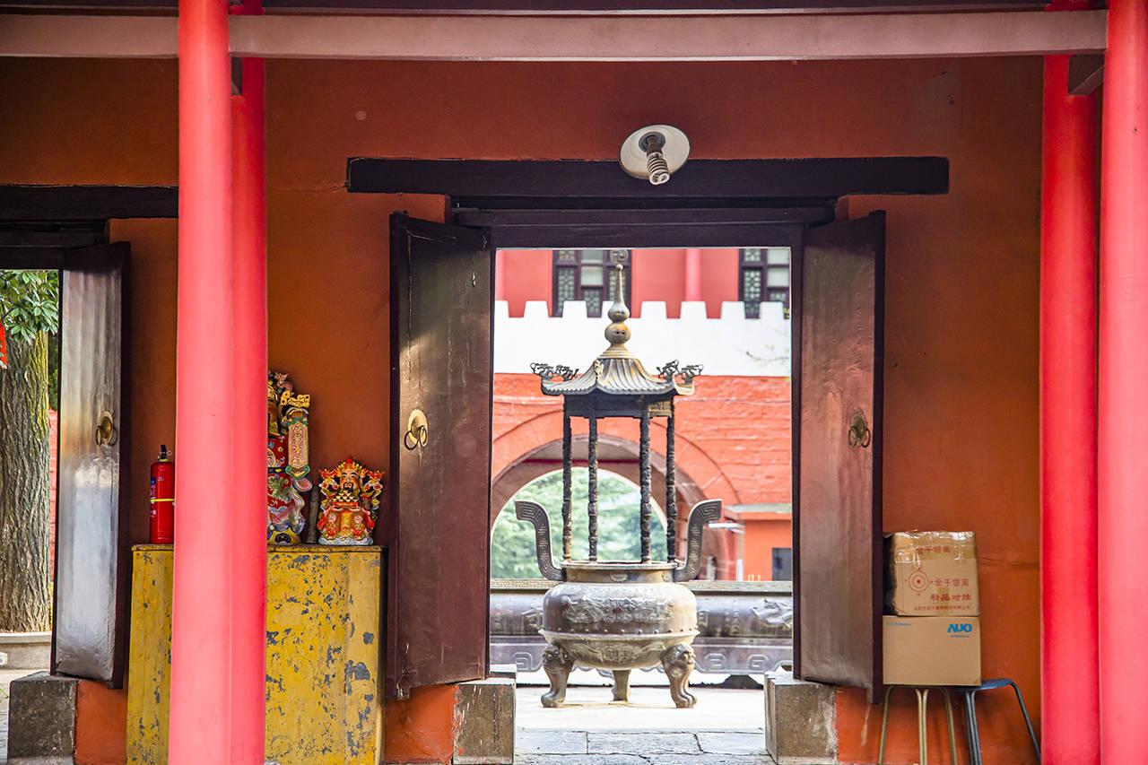 相山庙三面环山,寺里有宋,元,明,清的石碑.