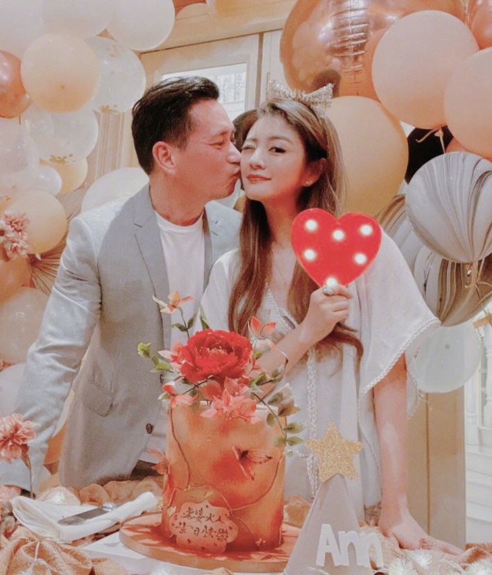 在剧中扮演郑胜利的阿迪,安以轩的丈夫是澳门德晋集团首席总裁陈荣炼