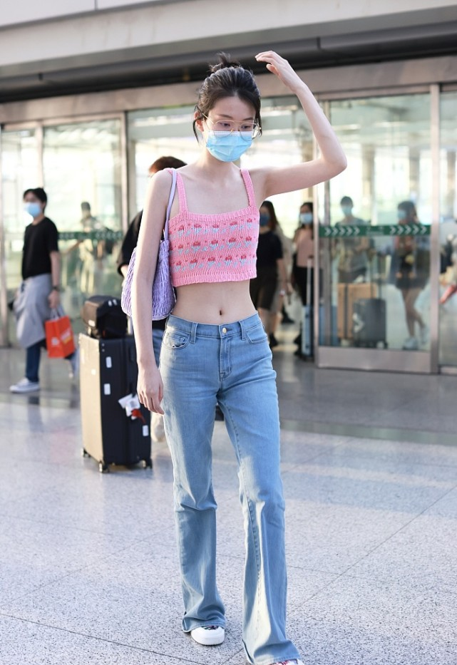 乔欣真挺敢穿辣妹吊带展现好身材嫩粉色穿搭带着少女感