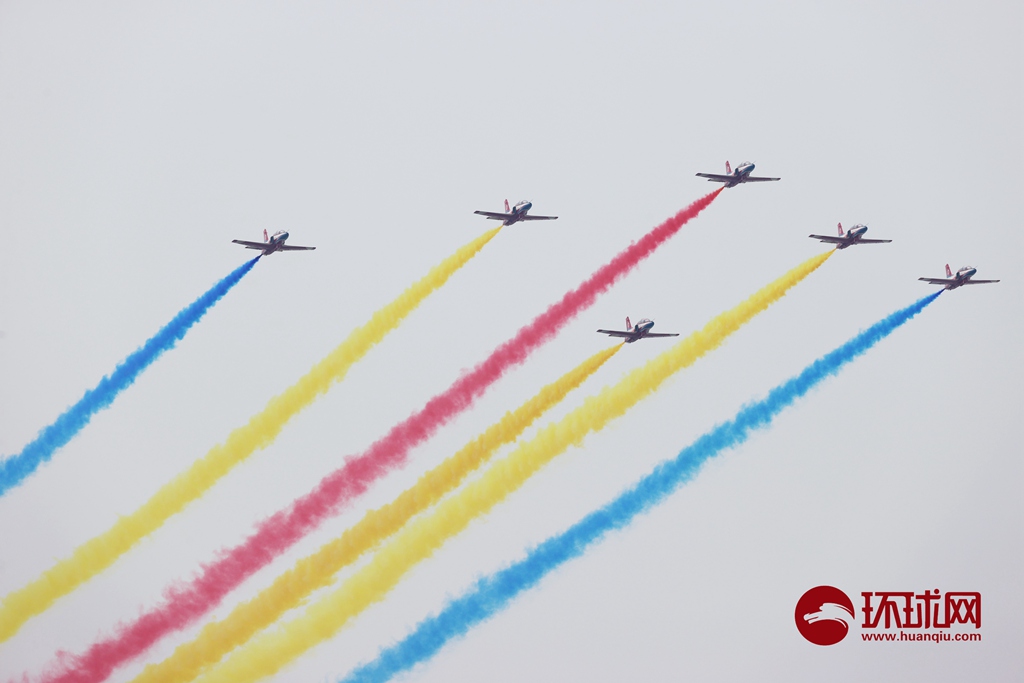 【图集】空军航空大学红鹰飞行表演队拉彩烟献礼国庆|环球时报_新浪