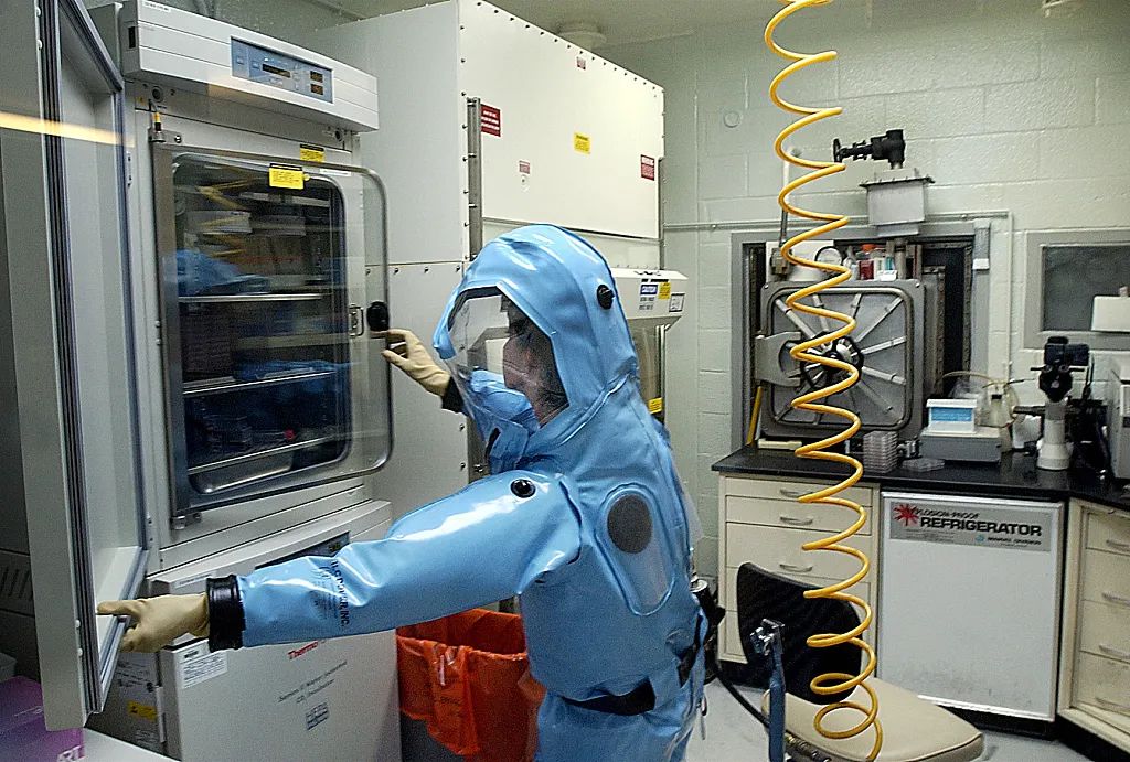 技术员正在美国陆军传染病医学研究所生物安全四级实验室工作.
