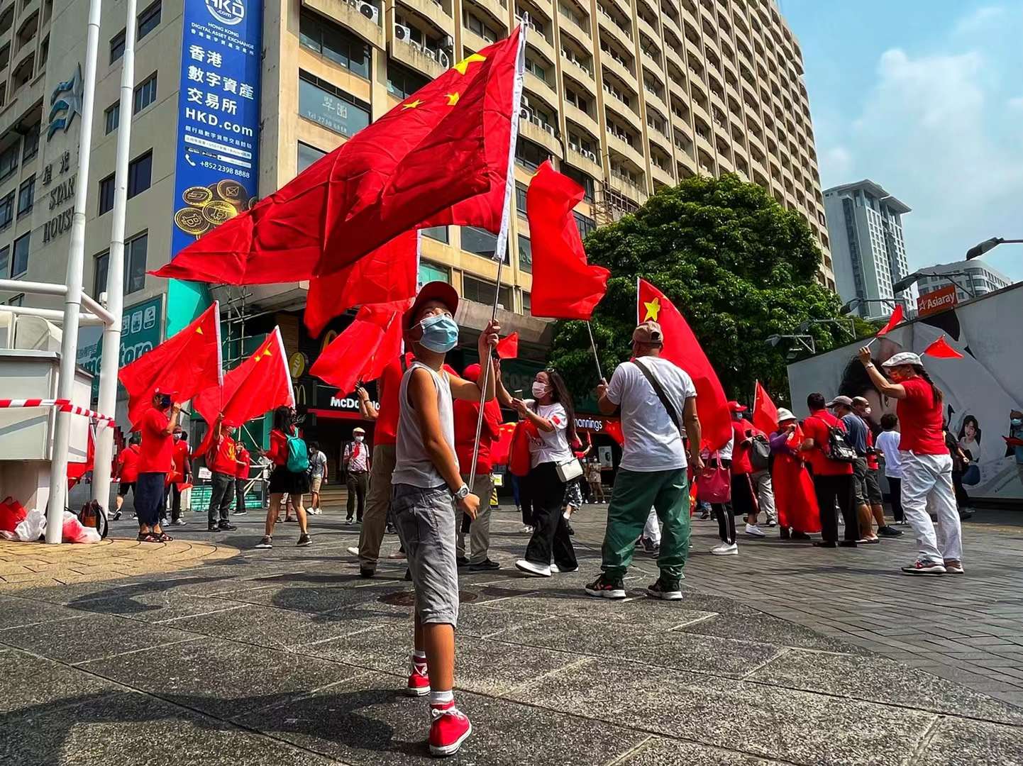 尖沙咀天星码头，香港市民高举五星红旗。受访者供图