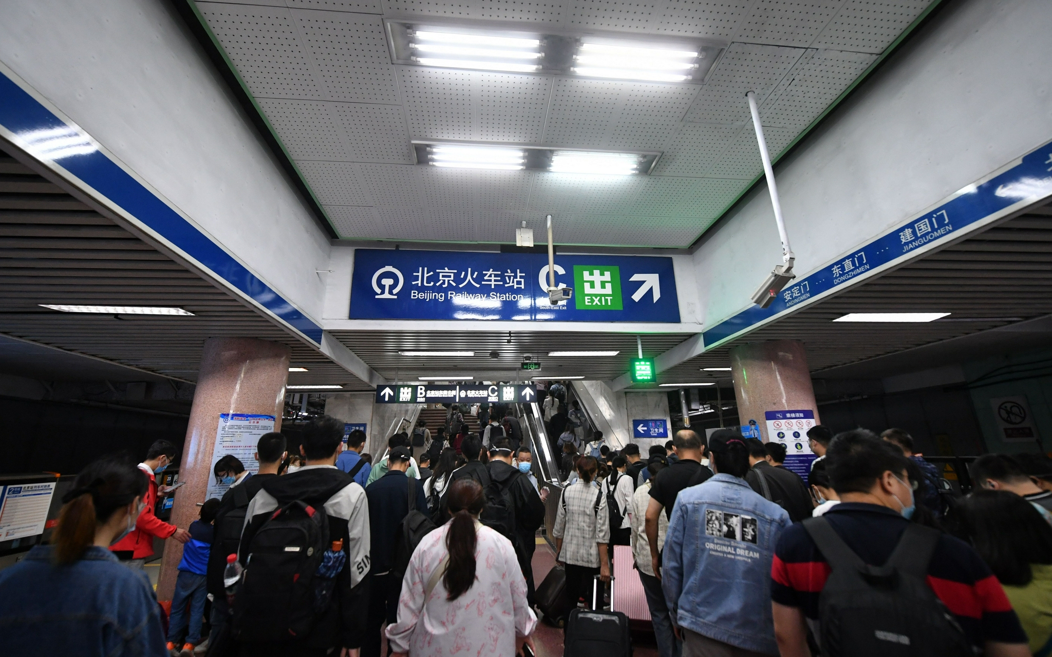 乘客排队走出地铁站.