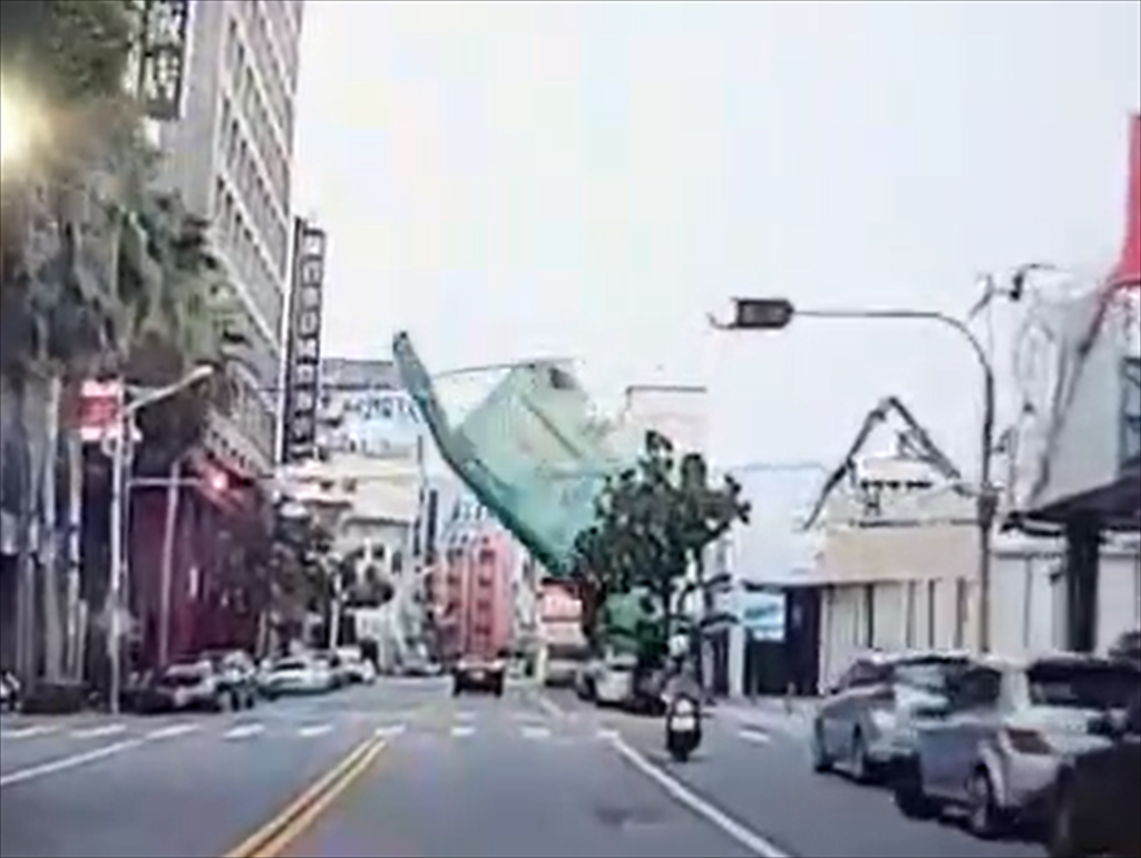 花莲漫波饭店拆除时倒塌瞬间。图自台媒
