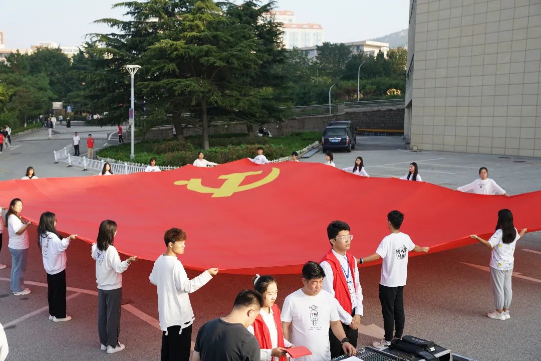 国旗,党旗,校旗共同挥舞青大人,青年人与党和国家紧密相连此刻我们没