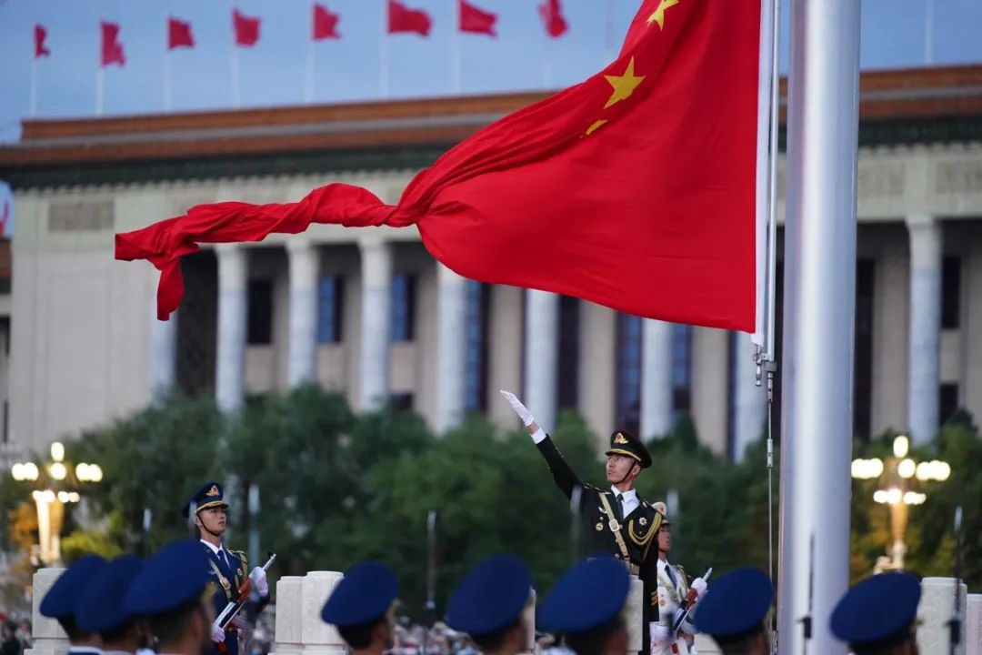 祖国,生日快乐!视频来了|升国旗仪式|天安门_新浪新闻