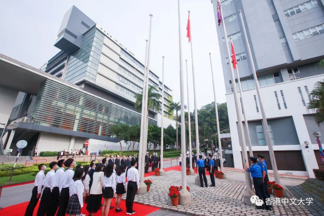 伴随着国歌，香港中文大学校园里升起国旗、区旗、校旗。图/香港中文大学官方微信公众平台