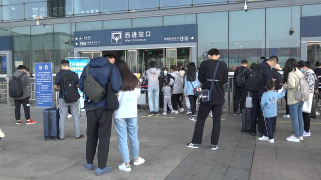 国庆假期首日,太原火车站,飞机场迎来客流高峰|火车