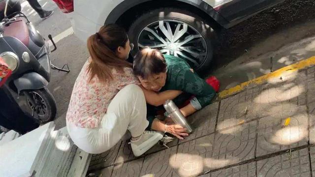 老人摔倒后大喊“我不骗人”，路人不敢搀扶，最后一位女孩出手了休闲区蓝鸢梦想 - Www.slyday.coM