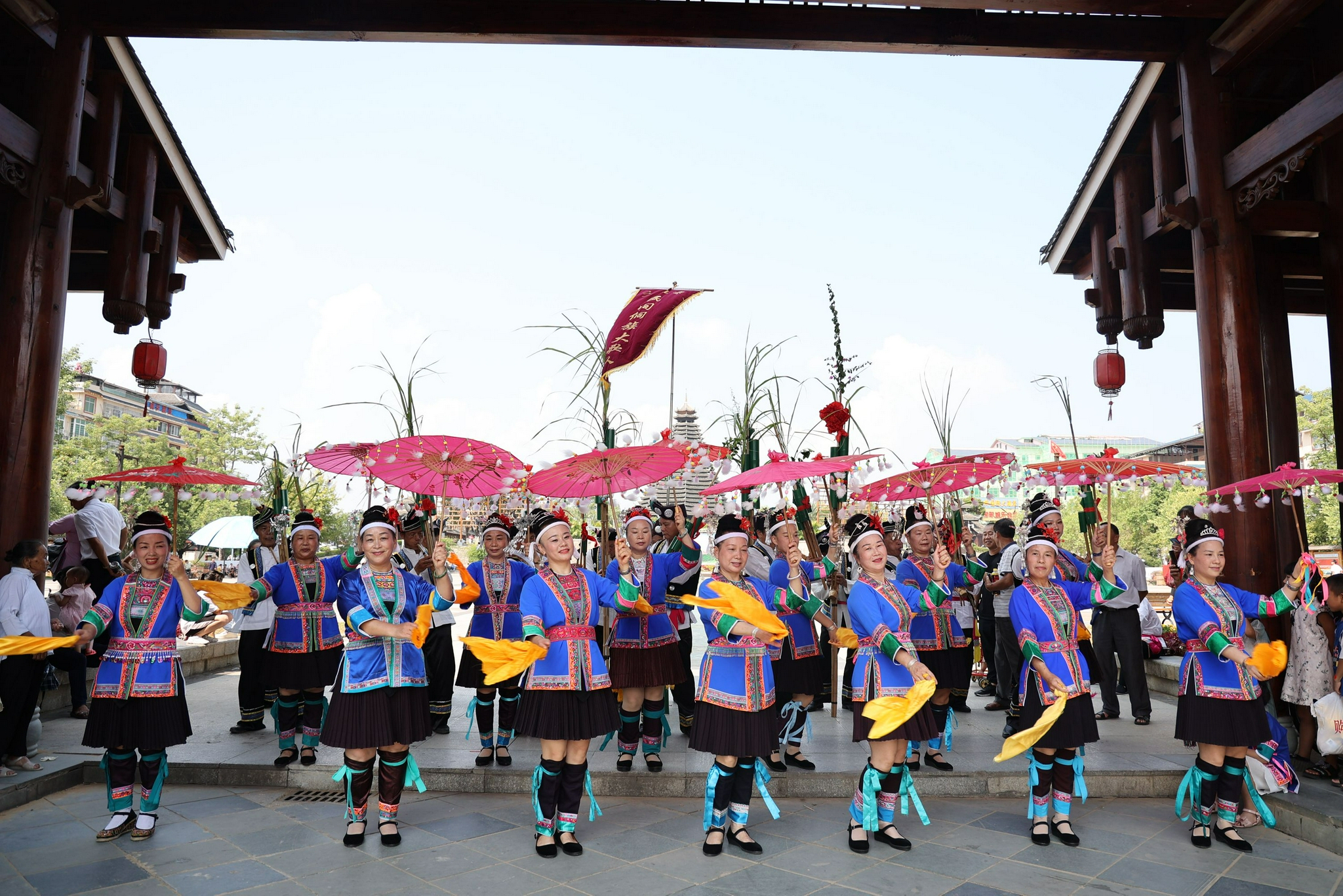 当日,广西三江侗族自治县居民在县城多耶广场表演芦笙踩堂舞,庆祝
