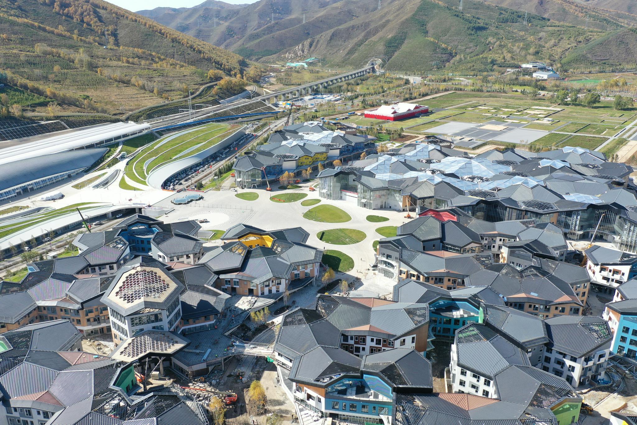 走近冬奥|冬奥核心区内别样"雪花"盛绽|崇礼|屋面|冬奥_新浪新闻