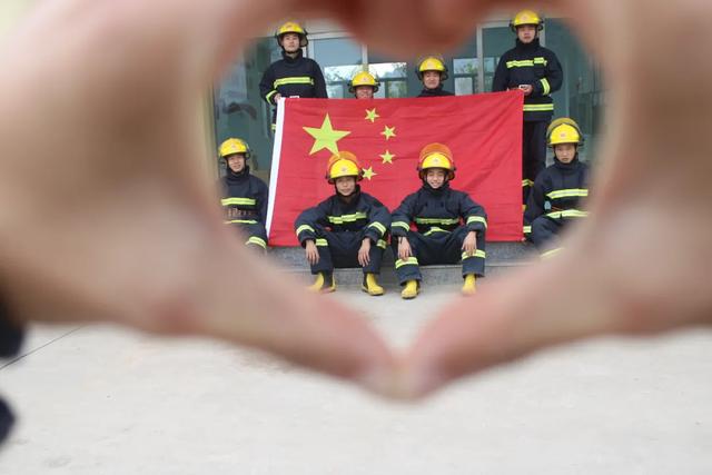 【国庆，我在岗】与国旗合影 为祖国庆生休闲区蓝鸢梦想 - Www.slyday.coM