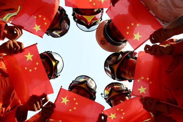 【国庆，我在岗】与国旗合影 为祖国庆生休闲区蓝鸢梦想 - Www.slyday.coM