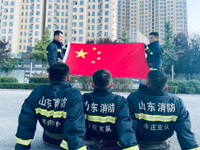 【国庆，我在岗】与国旗合影 为祖国庆生休闲区蓝鸢梦想 - Www.slyday.coM