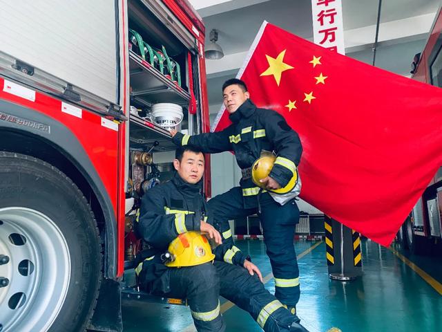 【国庆，我在岗】与国旗合影 为祖国庆生休闲区蓝鸢梦想 - Www.slyday.coM