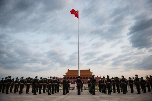 图说│国庆升旗仪式在天安门广场举行，数万群众现场见证五星红旗冉冉升起的庄严时刻休闲区蓝鸢梦想 - Www.slyday.coM