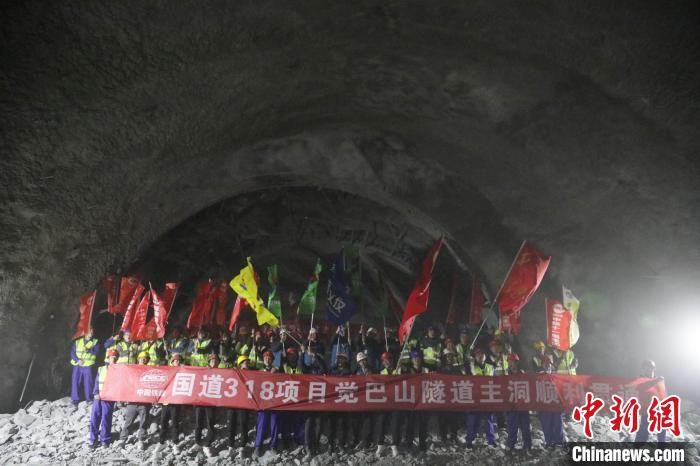 图为，建设者庆祝觉巴山隧道贯通 唐业堡 摄