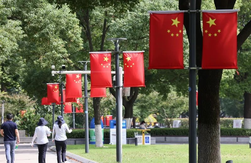 污损,褪色或者不合规格的国旗,不得倒挂,倒插或者以其他有损国旗尊严