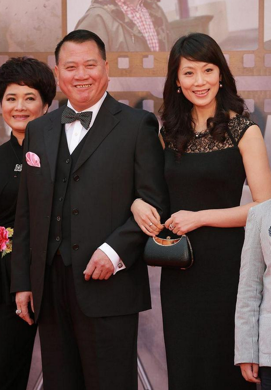 真好,一袭黑裙高挑又窈窕,气质不输女明星|郭明黎|万梓良_新浪新闻