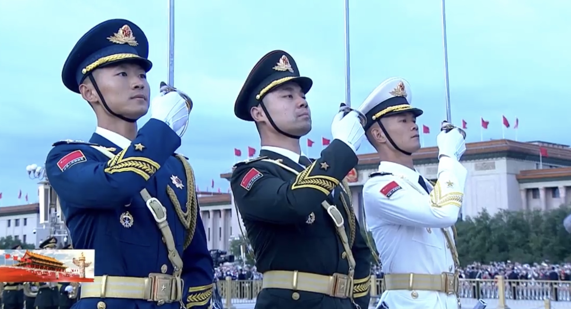 数万人天安门广场观升旗人群中欢呼祝祖国生日快乐