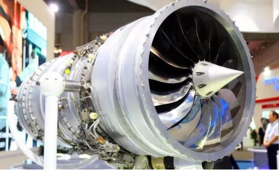 涡扇发动机aef100 图/新华社