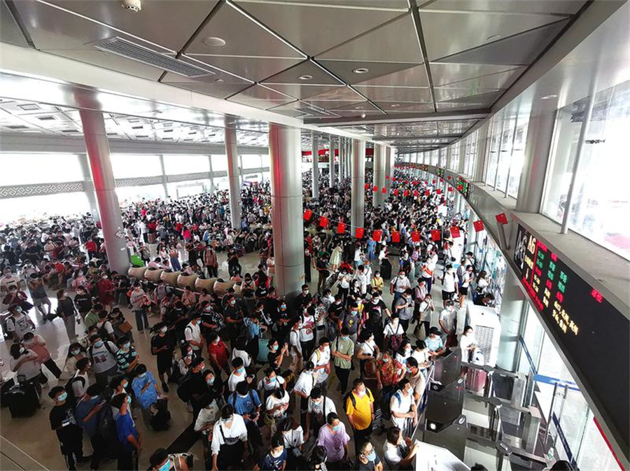 南宁各大客运站昨日迎来客流高峰