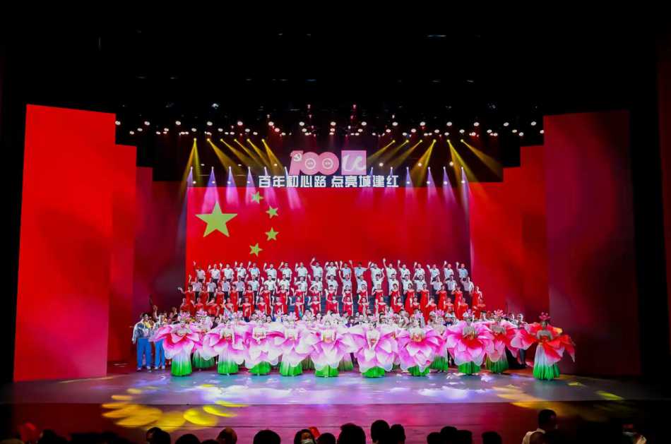 把七十载奋斗岁月搬上舞台武汉城建集团大型文艺演出致敬英雄城市