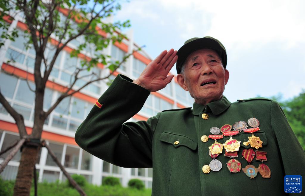 这是志愿军老战士孙景坤（2013年6月15日摄）。新华社发（刘海东摄）