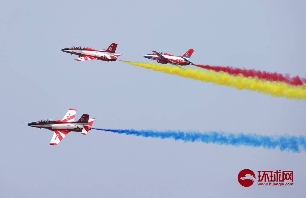 【图集】空军航空大学红鹰飞行表演队拉彩烟献礼国庆|环球时报_新浪
