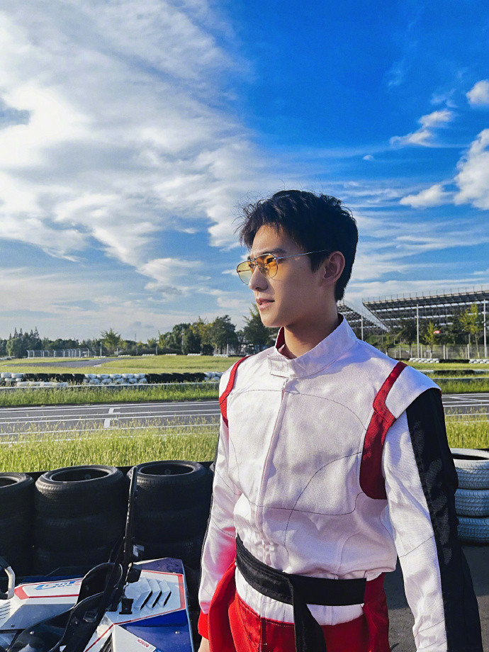 杨洋回应军艺校草是高危职业不排斥演喜剧向师兄沈腾看齐