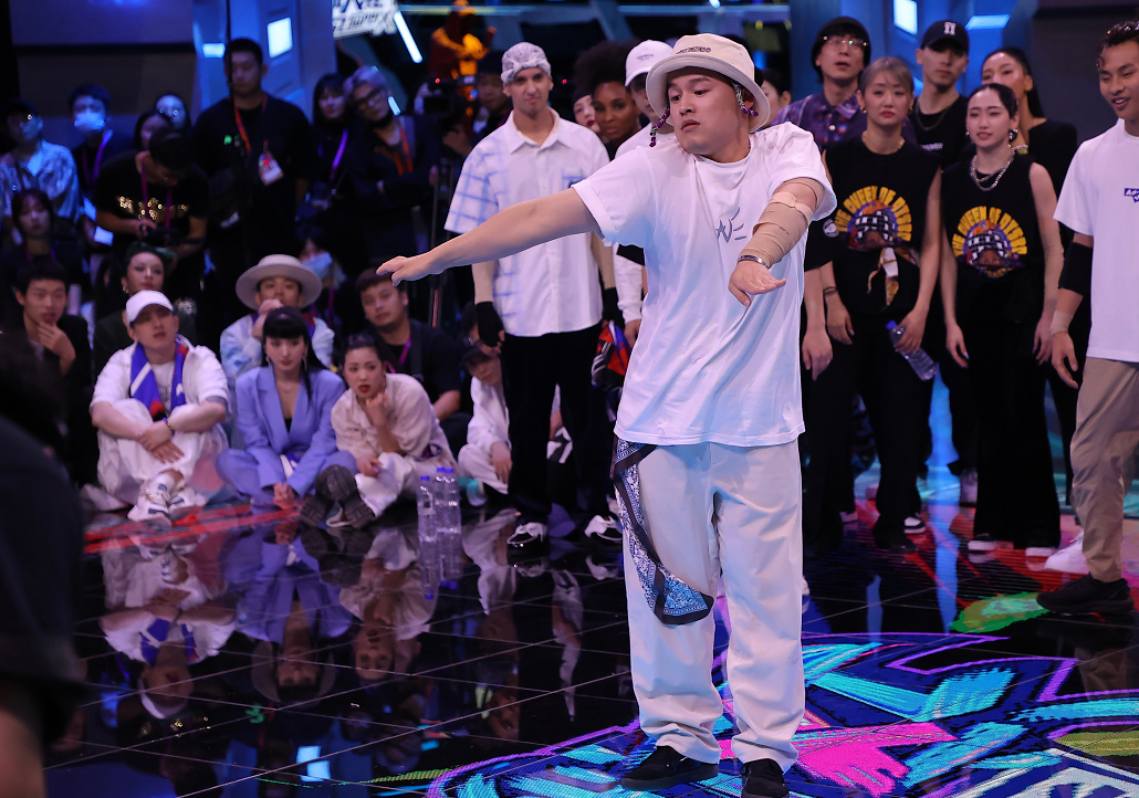 《街舞4》中他是参加三季的“元老成员”，新一季却又选择新队长休闲区蓝鸢梦想 - Www.slyday.coM