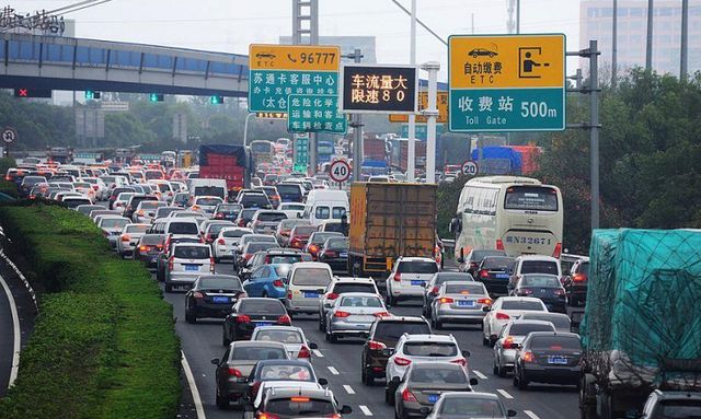 专家建议取消高速收费，车主却高兴不起来，不上高速的吃大亏了休闲区蓝鸢梦想 - Www.slyday.coM