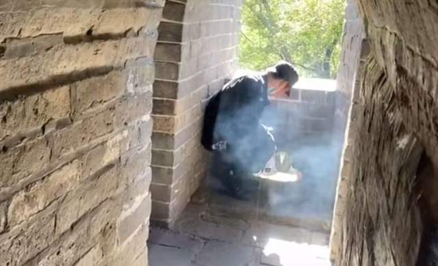 八达岭长城吸烟保安被开除,网友却骂游客多事,砸人饭碗图啥?休闲区蓝鸢梦想 - Www.slyday.coM 八达岭长城吸烟保安被开除,网友却骂游客多事,砸人饭碗图啥?休闲区蓝鸢梦想 - Www.slyday.coM